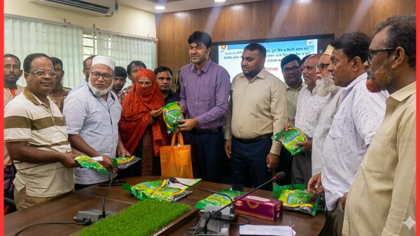 নওগাঁর আত্রাইয়ে ক্ষুদ্র ও প্রান্তিক কৃষকদের মাঝে বিনামূল্যে বীজ ও সার বিতরণ উদ্বোধন