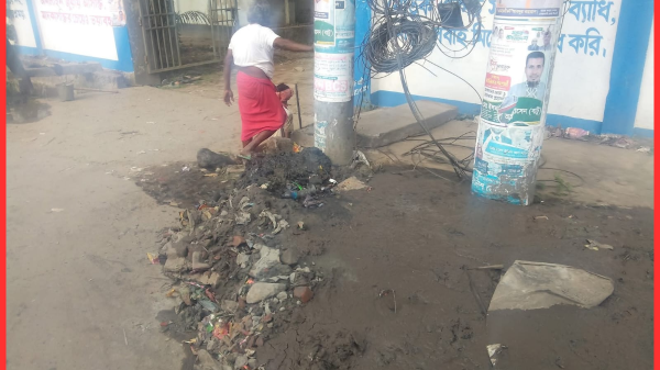 ড্রেন পরিষ্কারের নামে ভোগান্তি, নোয়াখালী পৌরসভার বিরুদ্ধে অভিযোগ
