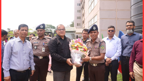 মনসুরাবাদ পুলিশ লাইন্স পরিদর্শন করলেন সিএমপি কমিশনার