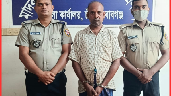চাঁপাইনবাবগঞ্জের গোমস্তাপুরে গাঁজাসহ একজন আটক, নগদ টাকা জব্দ