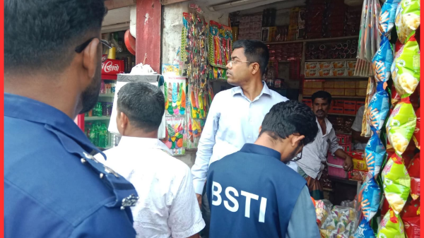 মঠবাড়িয়ায় বিএসটিআইয়ের মোবাইল কোর্ট: দুই মিষ্টির দোকানকে জরিমানা, ফিলিং স্টেশনে অনিয়ম ধরা