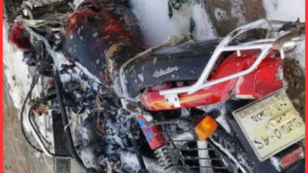 যশোরে পেট্রোল পাম্পে অগ্নিকাণ্ডে মোটরসাইকেল ভস্মীভূত, বড় দুর্ঘটনা থেকে রক্ষা
