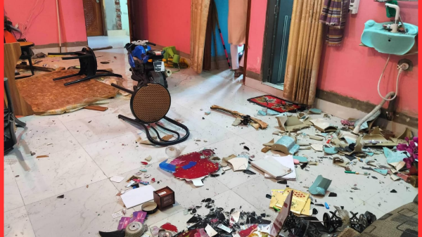 মান্দায় বরখাস্ত প্রধান শিক্ষকের বাড়িতে হামলা, ভাঙচুর ও অগ্নিসংযোগ; স্বর্ণ-টাকা লুটের অভিযোগ