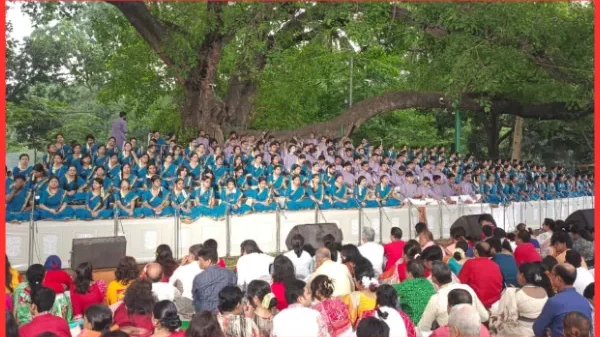 ভোরের আলোয় রমনা বটমূলে নির্ভয়ের নববর্ষ