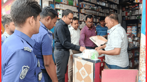বরিশালের বানারীপাড়া বিভিন্ন ফার্মেসি ও ক্লিনিকে মোবাইল কোর্টের অভিযান: জরিমানা আদায়