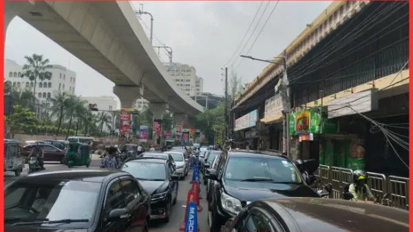 ছুটির দিনে পাম্পে দীর্ঘ সারি, অলিগলিতেও ছড়িয়ে পড়ছে যানজট