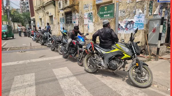 ফিলিং স্টেশনে দীর্ঘ লাইন, এক স্টেশনেই অপেক্ষায় ১ হাজার ১১ যানবাহন