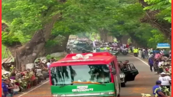 যশোর রোডে দাঁড়িয়ে প্রধানমন্ত্রীকে ফুলচাষিদের অভ্যর্থনা