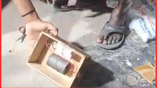 কুষ্টিয়ায় অজ্ঞাত ব্যক্তির দেওয়া রহস্যময় একটি কার্টন খুলতে গিয়ে বিস্ফোরণে এক ভ্যানচালক গুরুতর আহত হয়েছেন।