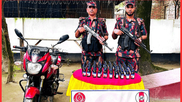 লালমনিরহাটে ১৫ বিজিবির অভিযানে মোটরসাইকেলসহ ১১১ বোতল ভারতীয় ইস্কাফ সিরাপ জব্দ