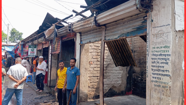 নওগাঁর আত্রাইয়ে ভয়াবহ অগ্নিকাণ্ড: দুই দোকান ভস্মীভূত, ৬ লক্ষাধিক টাকার ক্ষতি