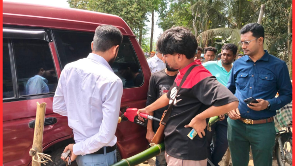 নওগাঁর ধামইরহাটে নাহার ফিলিং স্টেশনে প্রশাসনের তত্ত্বাবধানে জ্বালানি তেল বিক্রয়