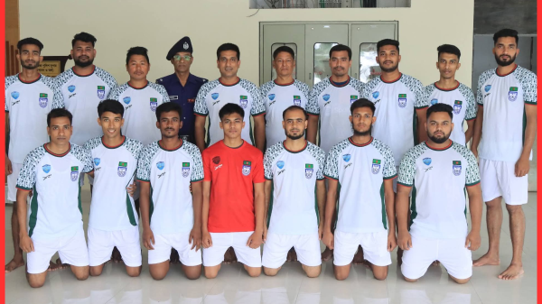 নোয়াখালী জেলা পুলিশ ফুটবল দলকে জার্সি ও ক্রীড়া সামগ্রী প্রদান