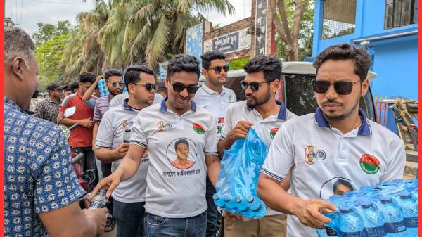 তেল সংকটে লাইনে দাঁড়ানো বাইকারদের পাশে নোয়াখালী জেলা ছাত্রদল, পানি ও স্যালাইন বিতরণ