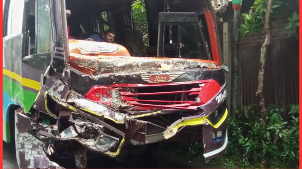 মতলব দক্ষিণে বাস-ট্রাকের মুখোমুখি সংঘর্ষ, গুরুতর আহত কয়েকজন