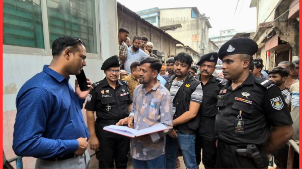 চৌমুহনীতে ভোজ্য তেলের মজুদে অভিযান, র‍্যাব-১১ ও প্রশাসনের তদারকি